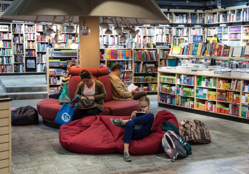 magasin-SIX FOURS LES PLAGES-min_books_bookstore_book_reader_readers_reading_shop_sale_books-849006